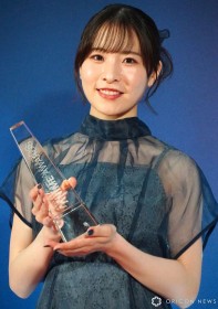 Hikaru Tono Stuns in Sheer Navy Blue Dress at Crunchyroll Anime Awards 2025 as Too Many Losing Heroines! Wins Best Slice of Life Anime